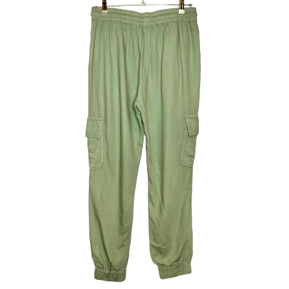 ELIZABETH AND JAMES Jogger Cargo Pants in Green. Size Medium - Picture 3 of 7